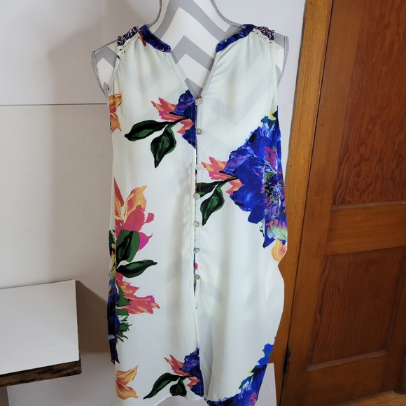 fig and flower Tops - Womens Fig and Flower Long Sleeveless Button front Floral print top Size Medium